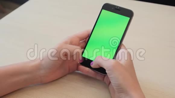 美丽的女孩手里拿着智能手机手里拿着绿色的屏幕男人手里拿着手机智能手机视频的预览图