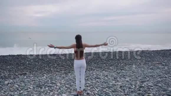 海滩女子独自训练视频的预览图