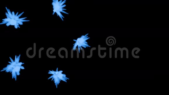 荧光蓝墨水或烟雾形成恒星在黑色上缓慢地分离蓝色颜料在水中混合使用墨水视频的预览图
