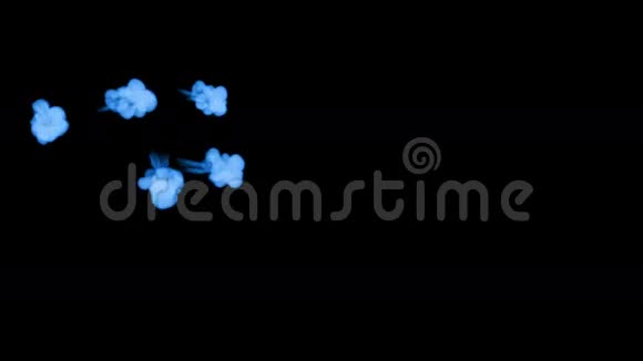 荧光蓝墨水或烟雾在黑色上缓慢地隔离蓝色书写墨水在水中混合用于油墨背景视频的预览图