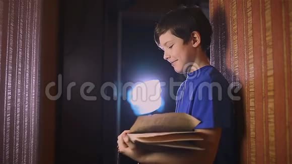 青少年阅读教育书籍墙在室内视频的预览图