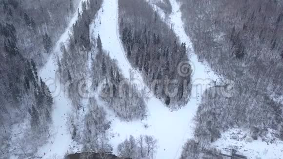 在冬季度假胜地的滑雪坡上可以看到冬季滑雪和滑雪板视频的预览图