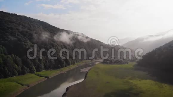 山河在如画的群山中视频的预览图