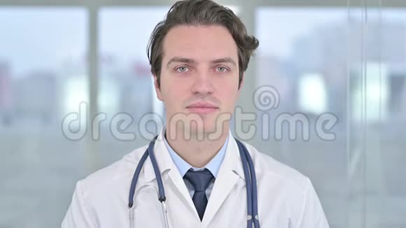 年轻医生的画像看镜头视频的预览图