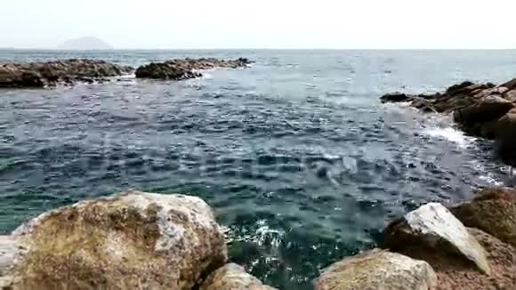 海岸或海岸上有海浪或大海的石头和岩石视频的预览图