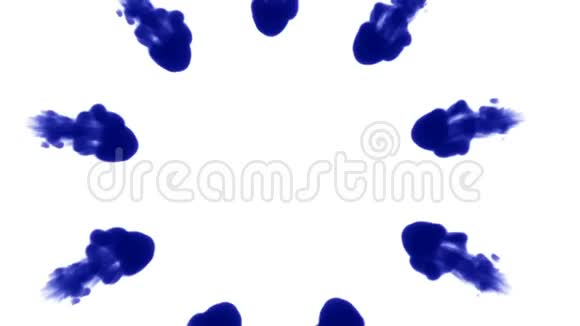 头顶拍摄的是白色的孤立的蓝色墨水水滴在水中缓慢移动使用inky背景或视频的预览图
