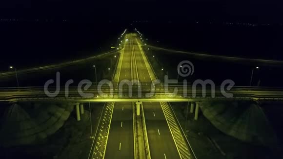 从无人驾驶飞机俯瞰高速公路夜晚视频的预览图