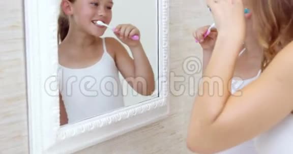 母女俩刷牙视频的预览图