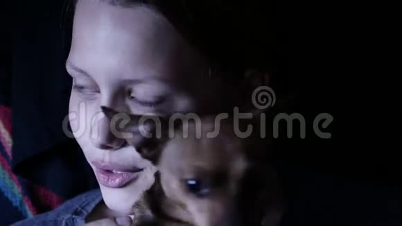 少女和她的狗坐在一起微笑着4K超高清视频的预览图