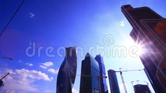 莫斯科城市蓝色摩天大楼的城市景观视频的预览图