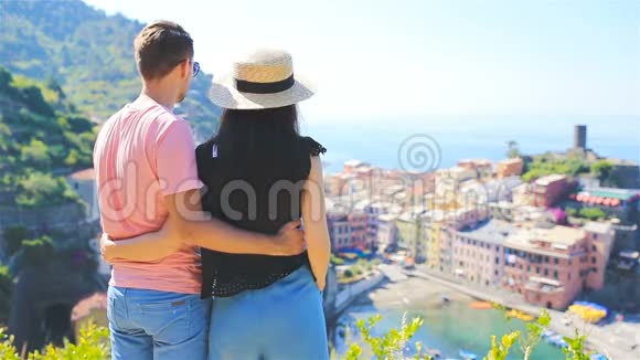 意大利利古里亚CinqueTerre国家公园Vernazza老海滨小镇背景幸福的家庭视频的预览图