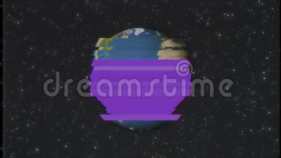 地球地球在星空中旋转旧的vhs磁带故障噪音干扰复古效果电视屏幕动画视频的预览图