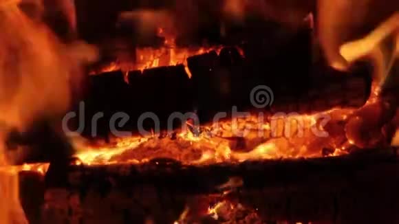 在壁炉里烧柴煤特写视频的预览图