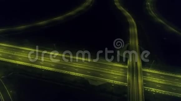 从无人驾驶飞机俯瞰环形交叉路口夜晚视频的预览图