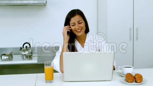 早餐时打电话给微笑的女人视频的预览图