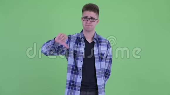 伤心的年轻时髦男人竖起大拇指视频的预览图