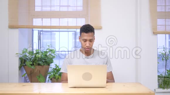 Skype非洲男子在线视频聊天笔记本电脑视频的预览图