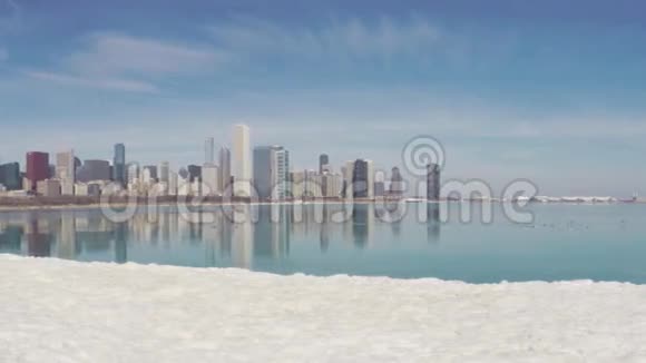芝加哥的天际线在冰上反射视频的预览图