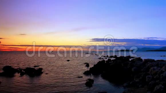 日落时分安达曼海的岩石海岸苏视频的预览图