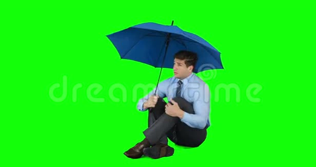 年轻的商人用雨伞遮挡视频的预览图