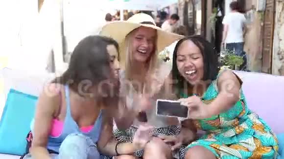 美丽的年轻女性在城里玩自拍视频的预览图