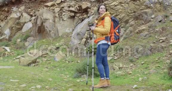 在徒步旅行中积极健康的年轻女性视频的预览图