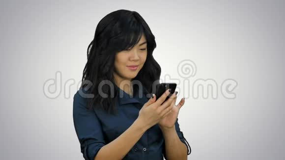 女商人在白色背景下使用手机视频的预览图