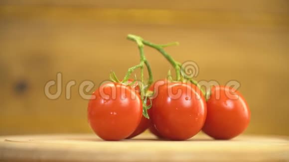 木制桌子上的红色西红柿视频的预览图