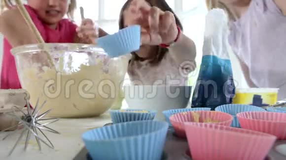 三个小女孩一起做蛋糕视频的预览图