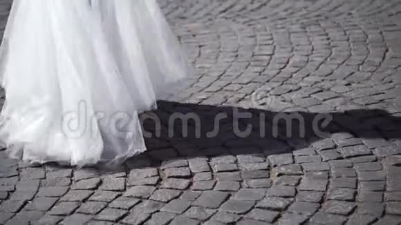 穿着白色裙子的新娘在城市里盘旋视频的预览图