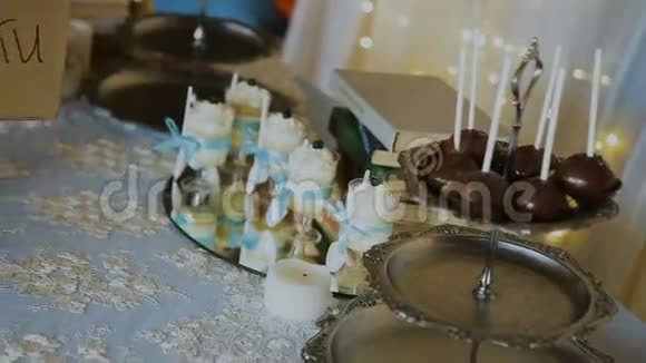糖果吧婚礼糖果自助餐婚礼上美味的糖果吧视频的预览图