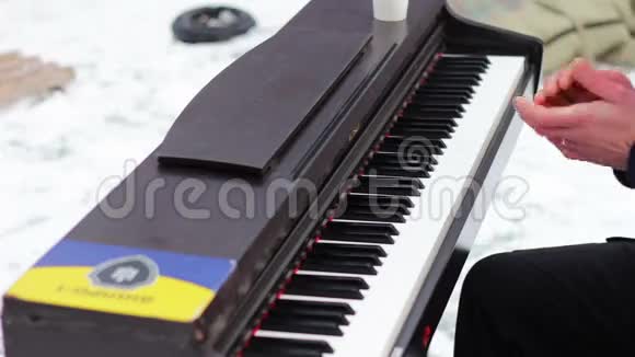戴面具的钢琴家在街上弹钢琴视频的预览图