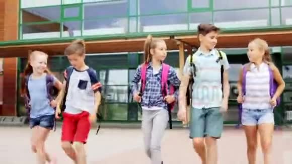 一群快乐的小学生散步视频的预览图