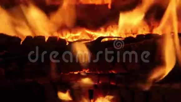 在壁炉里烧柴煤特写视频的预览图