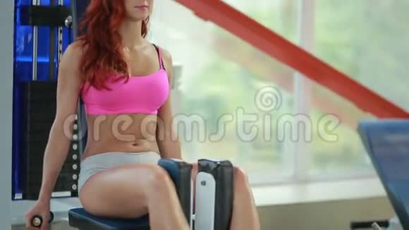 漂亮的女孩在健身房训练视频的预览图