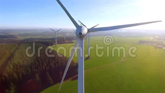鸟瞰风力发电机视频的预览图