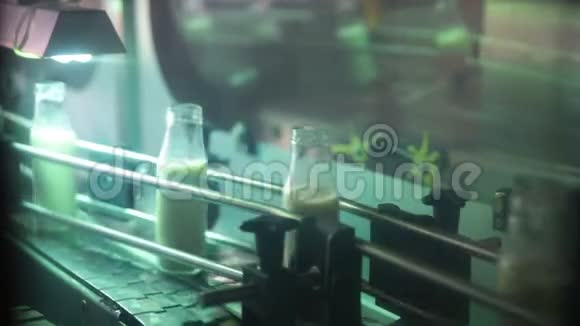 包装瓶生产线在牛奶行业视频的预览图