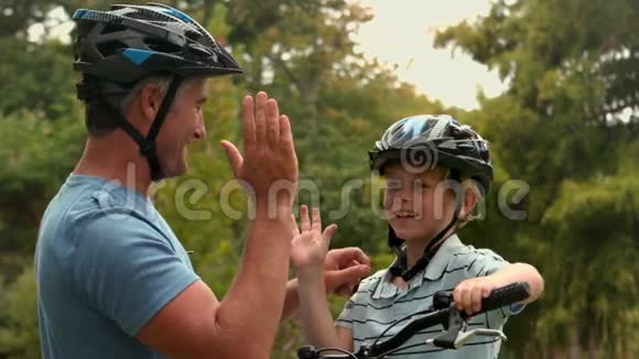 快乐的父亲和儿子骑自行车视频的预览图