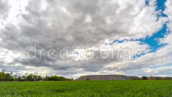 时光流逝云在绿野之上视频的预览图