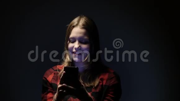 青少年在她的手机智能手机上聊天4UHDK视频的预览图