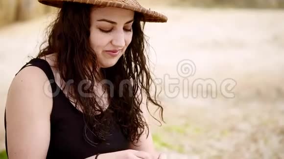 年轻女子暑假期间在海滩上放松视频的预览图