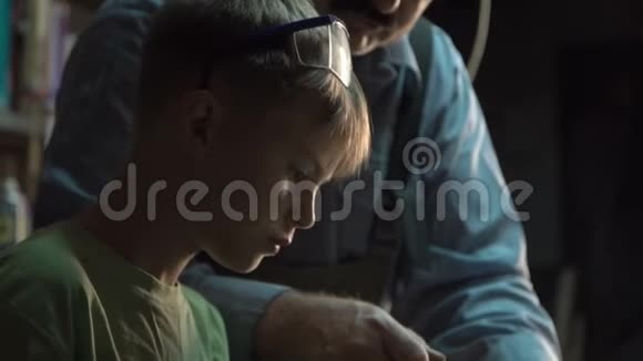 木匠和孙子在车间里视频的预览图