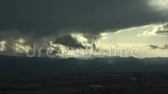 日出时山上的暴风云视频的预览图