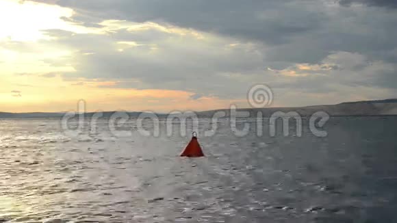 寂静的日落在海上视频的预览图