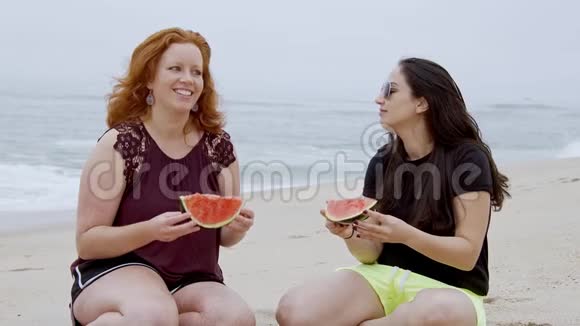 夏天的阳光和海滩上的乐趣女孩们放松在海边玩得很开心视频的预览图