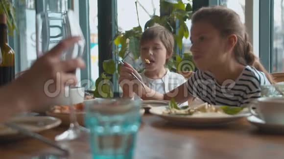 孩子们在咖啡馆吃家庭午餐视频的预览图