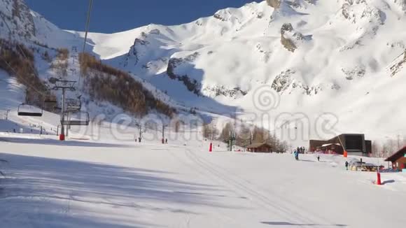 滑雪升降机上升视频的预览图