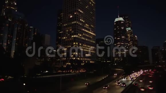 晚上洛杉矶市中心的高速公路交通晚上尖峰时段交通4K视频的预览图