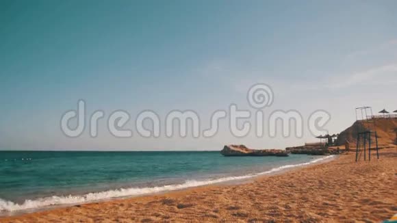 埃及红海沙滩和海岸线上的海浪视频的预览图