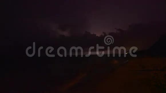 海滩沿岸夜间的闪电风暴视频的预览图